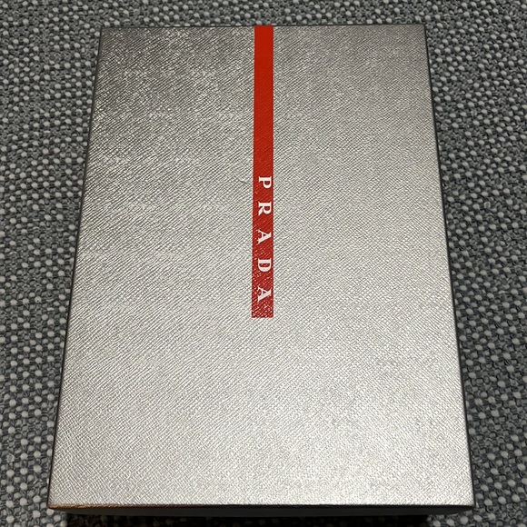 Prada - Picture 3 of 6